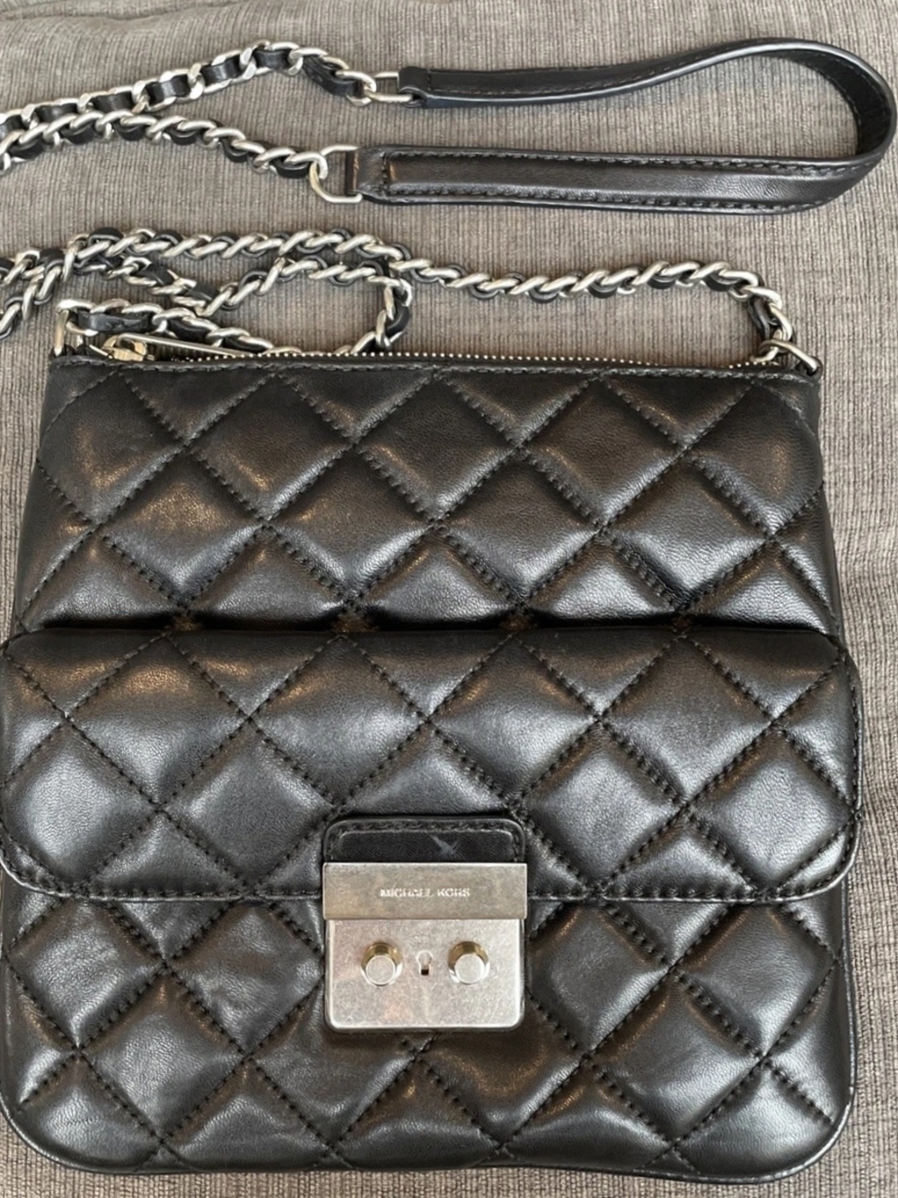 💜 Michael Kors Sloan Medium Swing Pack Quilted Leather Crossbody (Black)